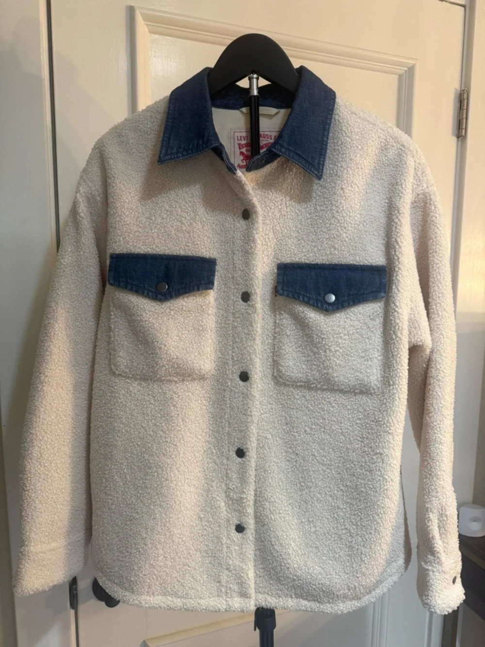 New Levi's Cream Sherpa Jacket with Blue Denim Trim - Picture 2 of 4
